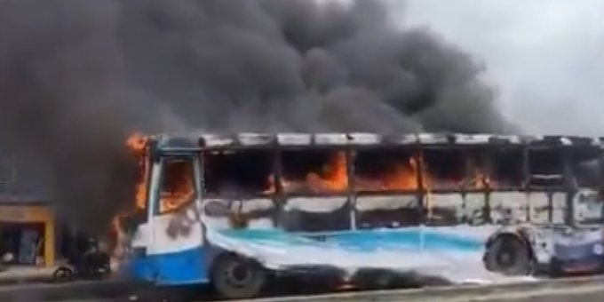 Multitud-enojada-quema-autobus-BRT-tras-la-muerte-de-un.jpg