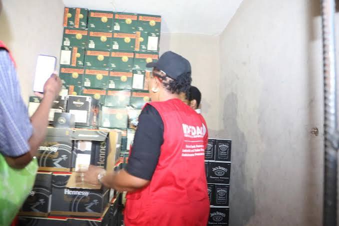 NAFDAC-descubre-una-fabrica-de-licores-falsa-en-Lagos-y.jpg