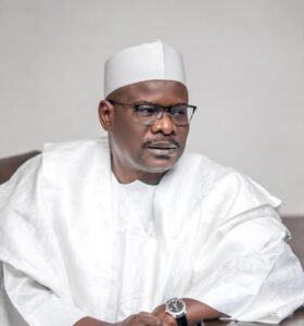 Ndume-se-reune-con-el-nuevo-comandante-del-teatro-sobre.jpg