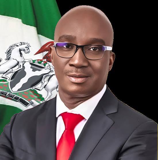 Okpebholo-elogia-a-Tinubu-por-eliminar-el-subsidio-al-combustible.jpg