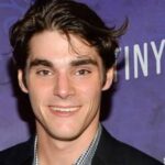 RJ Mitte, estrella de Breaking Bad y defensor de los derechos de las personas con discapacidad, muere a los 34 años