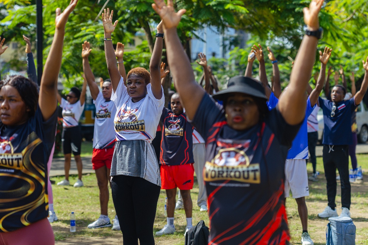 Participantes que se estiran para hacer ejercicio en Complete Sports Celebrity Workout 2026