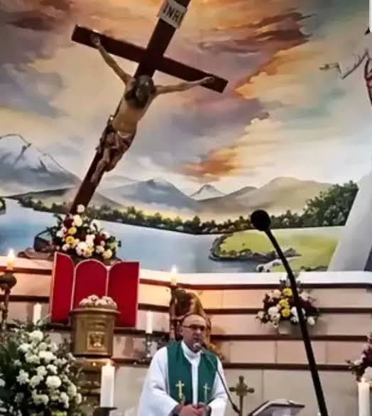 Sacerdote-muere-al-caerle-encima-un-crucifijo-durante-misa-video.jpeg