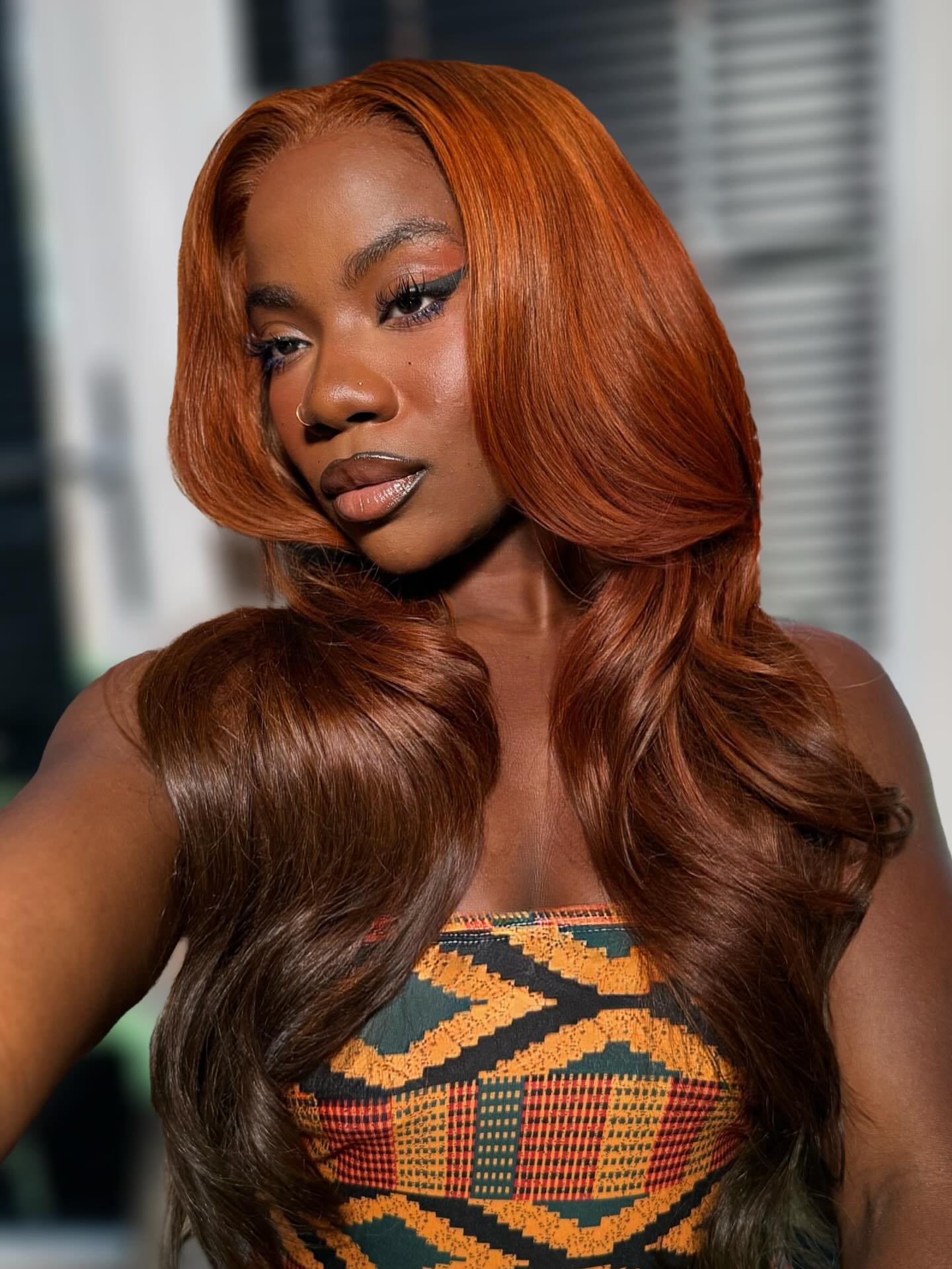 Ideas de colores de cabello en otoño para pieles oscuras.