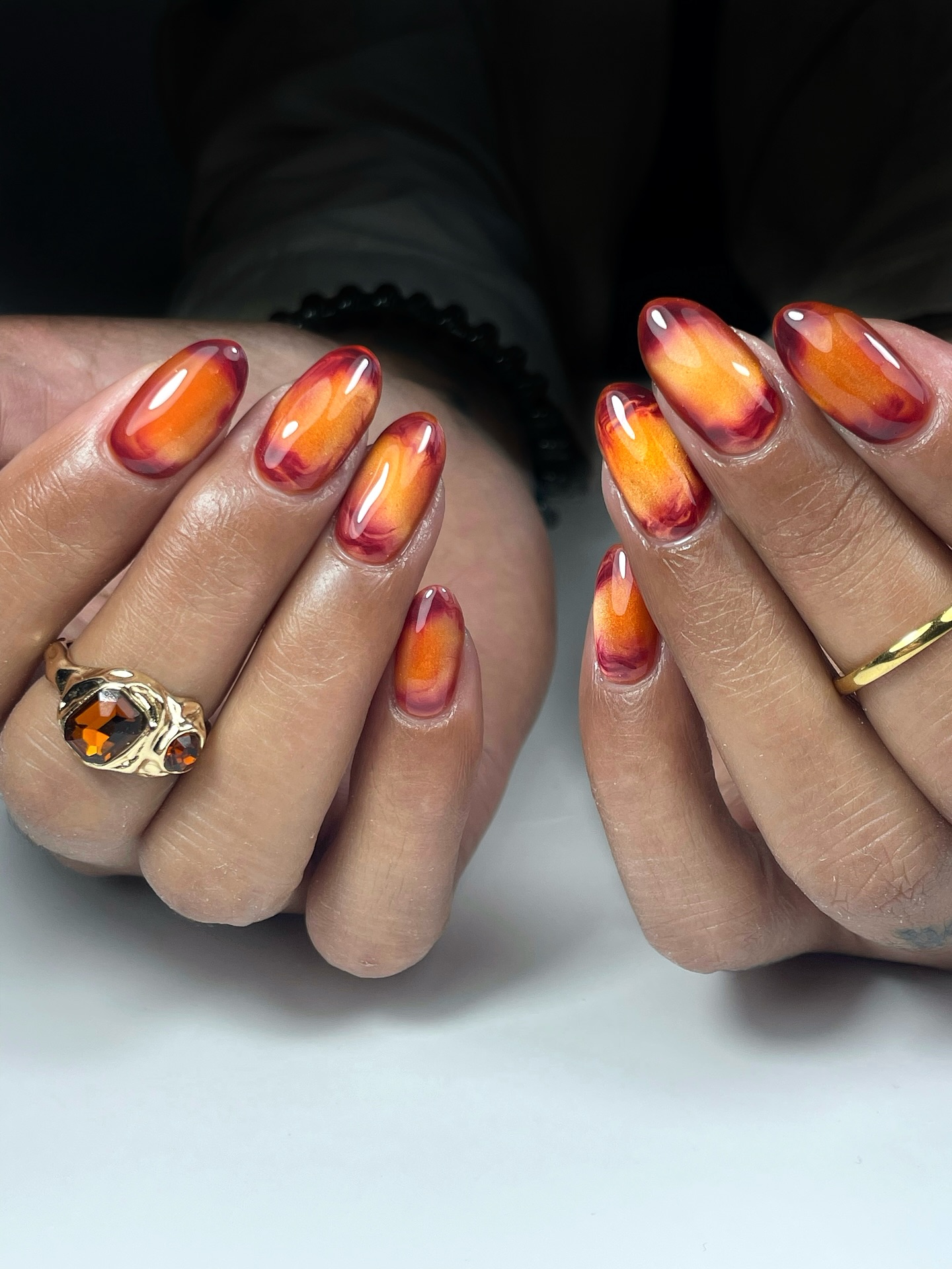 Diseños de uñas de color naranja quemado.