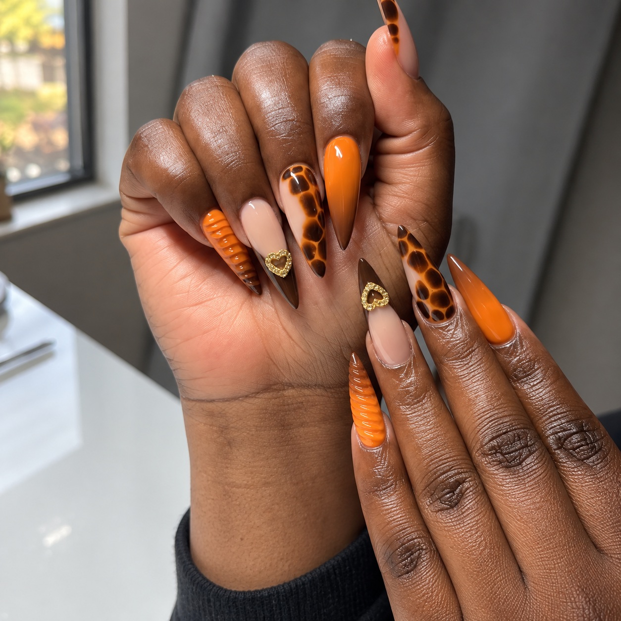 Diseños de uñas de color naranja quemado.