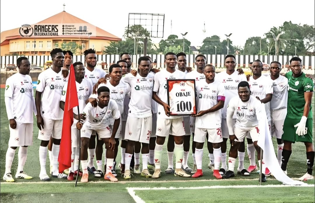 Godwin Obaje celebra con sus compañeros tras alcanzar 101 goles en la NPFL con los Rangers