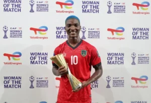 Temwa-Chawinga-se-convierte-en-la-primera-mujer-africana-en.webp