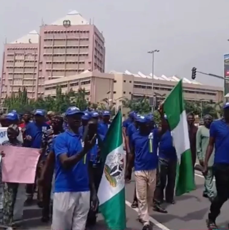 Tinubu-firma-nuestro-proyecto-de-ley-Policias-retirados-esposas.jpg