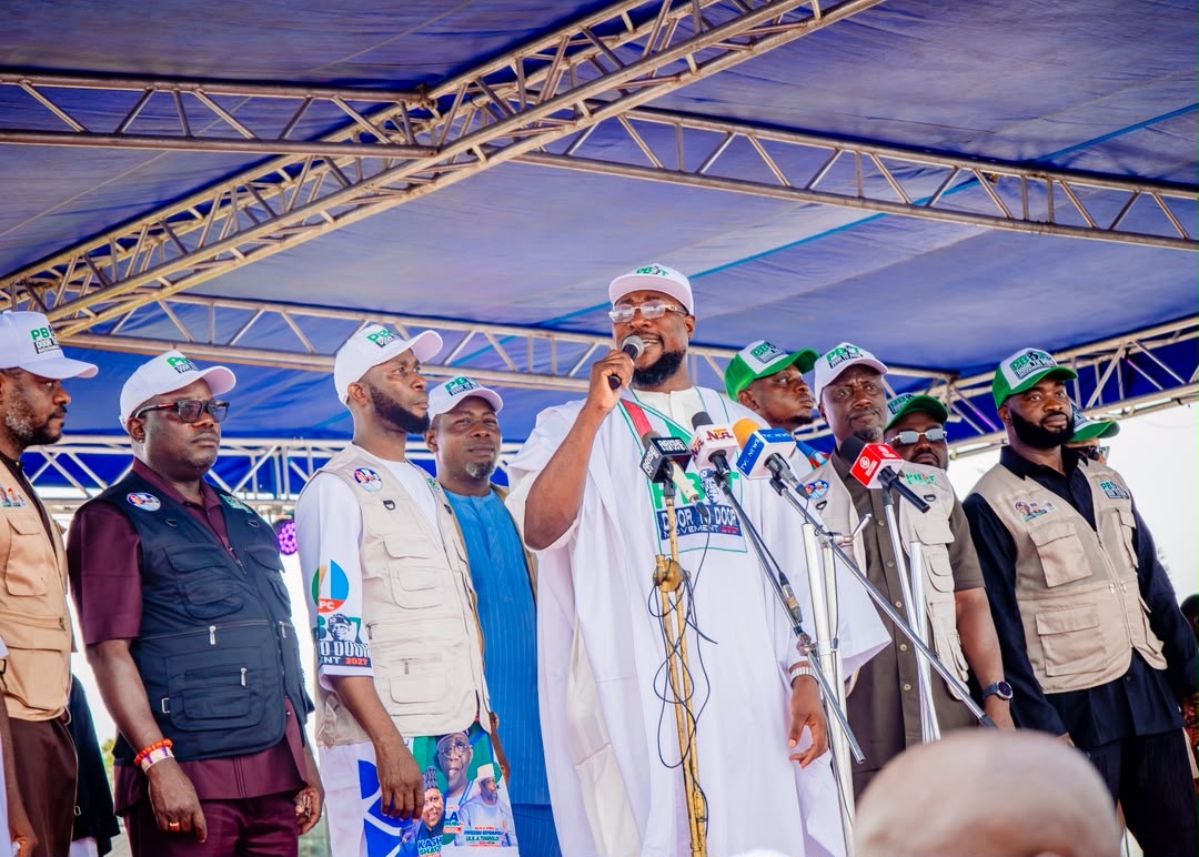 Tompolo lleva el movimiento puerta a puerta de PBAT a Owerri y despliega 30 vehículos de campaña mientras Uzodimma apoya la candidatura de Tinubu para 2027.