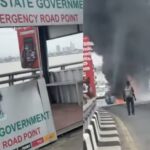 Un hombre lamenta la ausencia de equipos de emergencia cuando un coche se incendia en Terceira Ponte Continente