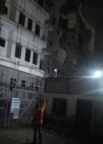 Un herido al derrumbarse parcialmente un edificio de cinco plantas en Abuya
