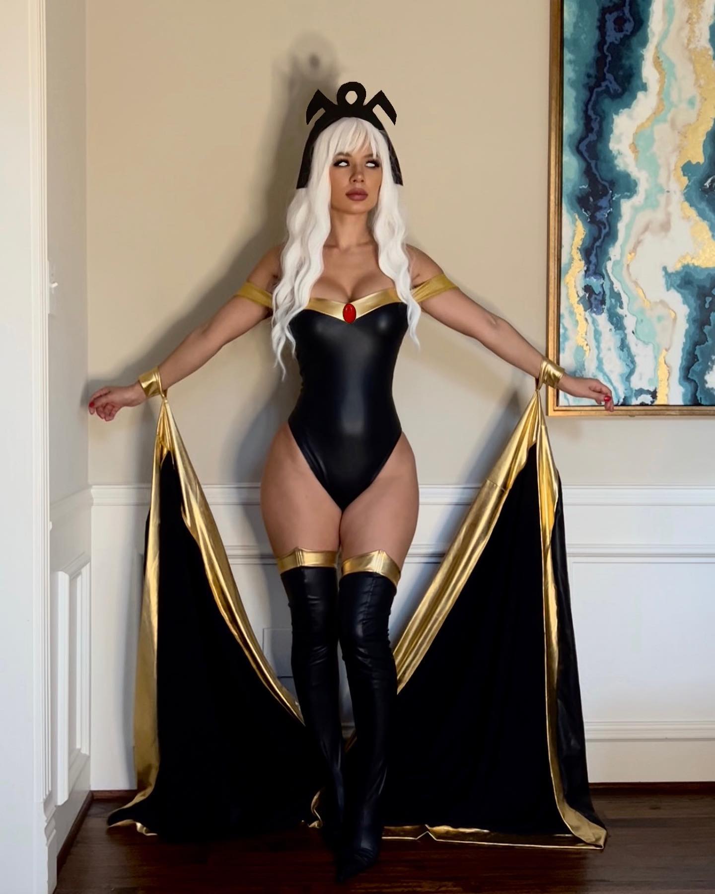 mujer vistiendo disfraz de halloween de cultura pop tormenta