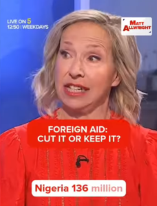 La-patada-del-presentador-de-television-britanico-contra-el-gobierno.PNG