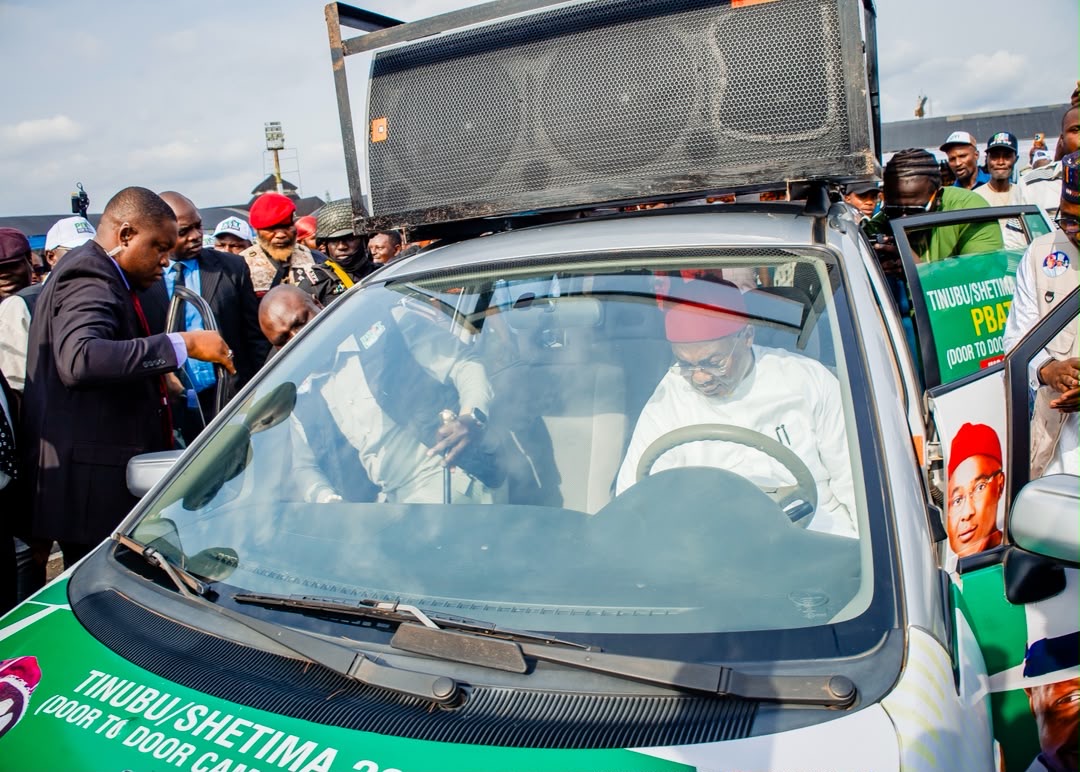 Tompolo lleva el movimiento puerta a puerta de PBAT a Owerri y despliega 30 vehículos de campaña mientras Uzodimma apoya la candidatura de Tinubu para 2027.