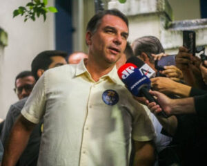 El-candidato-presidencial-brasileno-Flavio-Bolsonaro-huye-a-EEUU-tras.jpeg