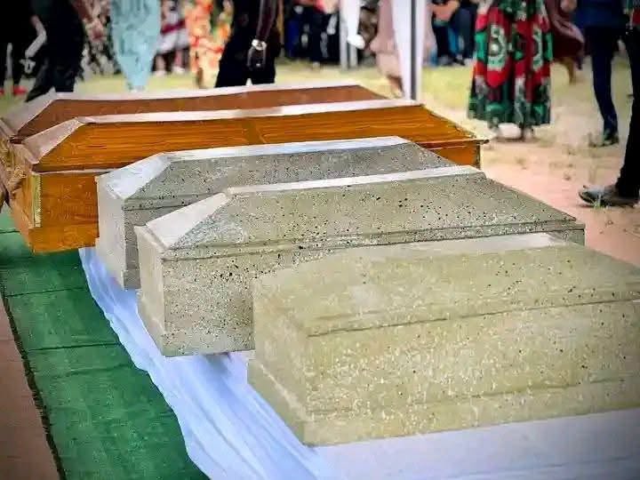 Sepultados la pareja y sus tres hijos que murieron misteriosamente en Abia
