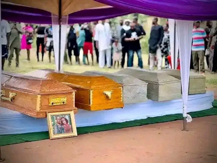 Sepultados la pareja y sus tres hijos que murieron misteriosamente en Abia