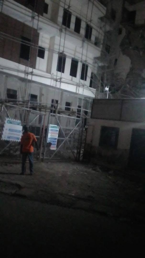 Un herido al derrumbarse parcialmente un edificio de cinco plantas en Abuya