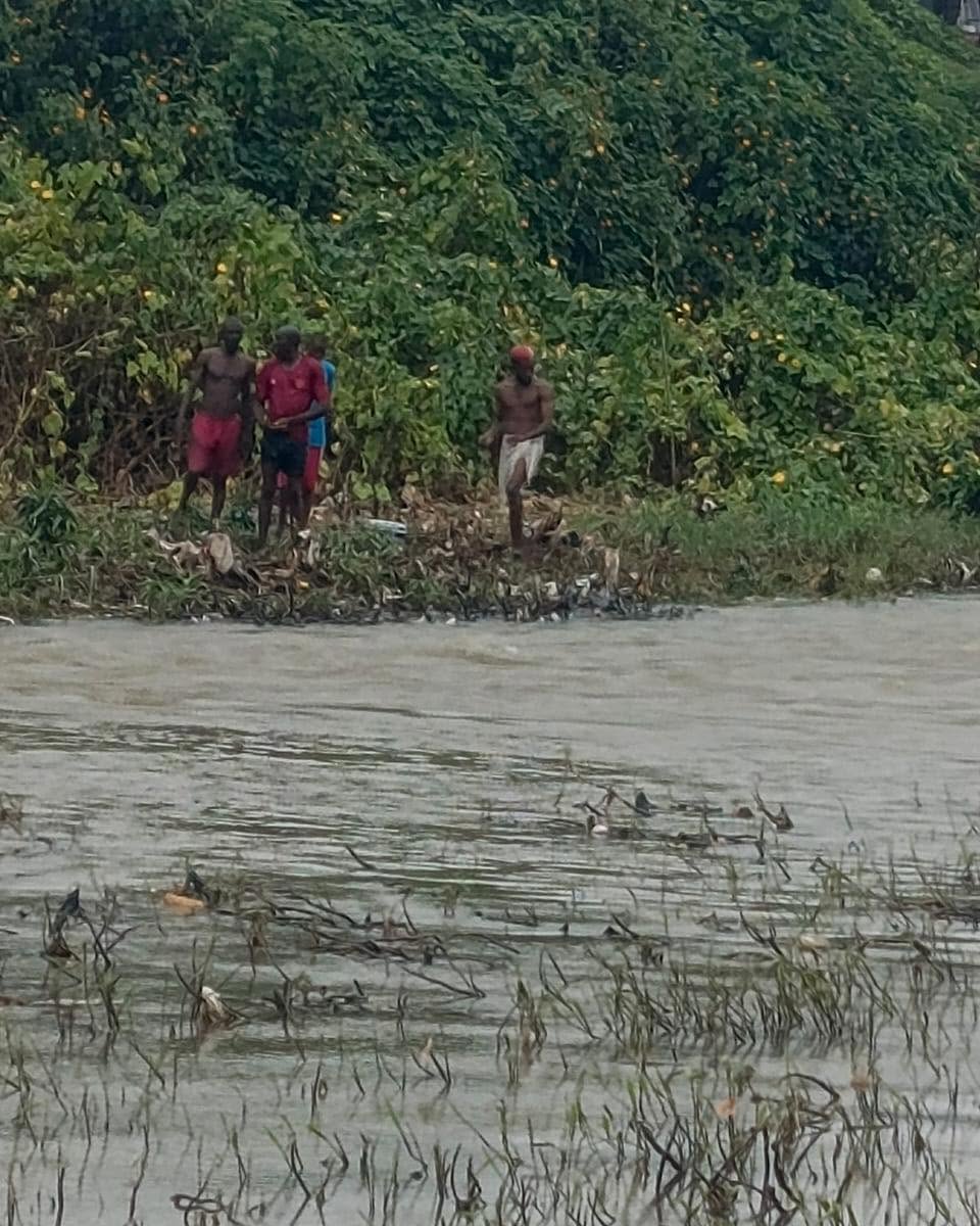 Un hombre se ahoga mientras intentaba rescatar a su aprendiz que saltó al río durante una acalorada discusión sobre la N2000